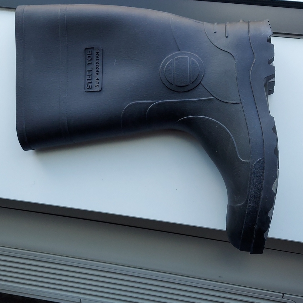 Mens steel-toe waterproof boots